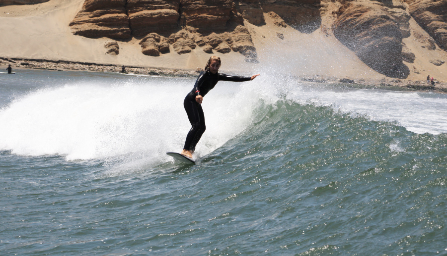 woman-surfin-peru