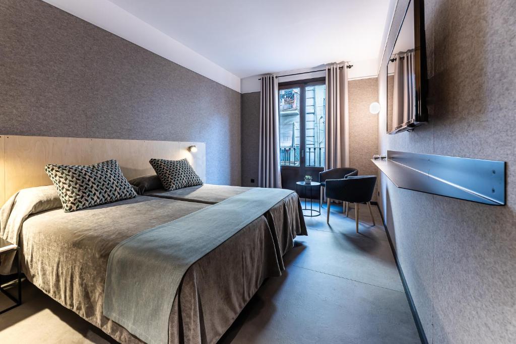 skate retreat in barcelona with roos