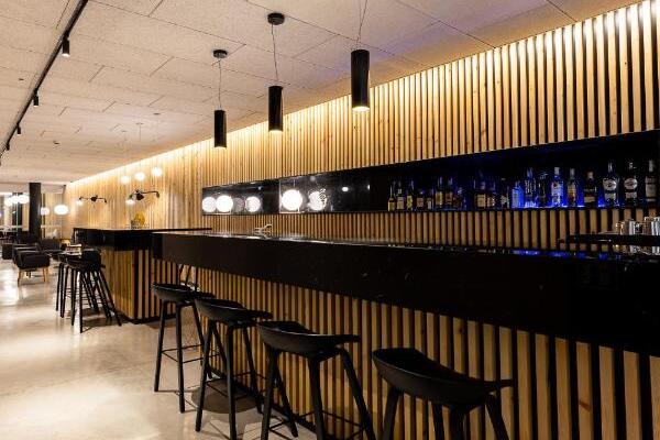 skate retreat in barcelona with roos